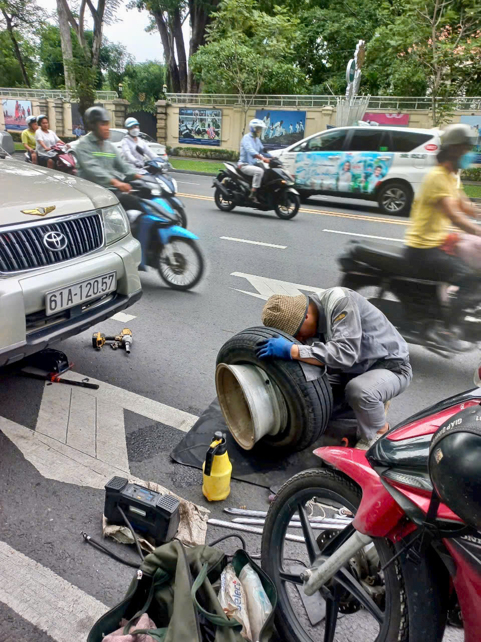 Cứu hộ xe hơi mắc kẹt khi đi đường HCM